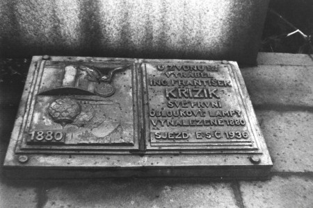 144) Pomník Františka Křižíka - detail desky. Foto 2. února 1988. Po rekonstrukci pomník přemístěn  do Křižíkových sadů před proluku u Dřevěné ulice.